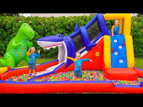 Chris và mẹ học cách chia sẻ đồ chơi bơm hơi