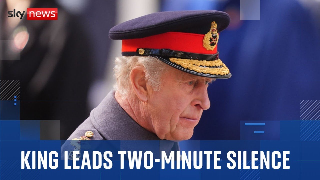 King Leads Nation in Silence at Remembrance Service π¬π§