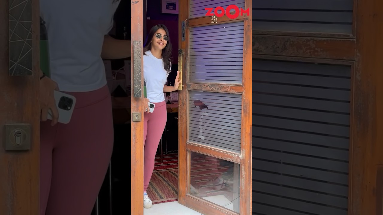 Pooja Hegde's Hilarious Moment with Paparazzi About Her Gym Trainer! 🤣