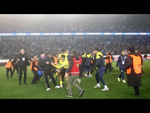 🚨🚨| في الدوري التركي دخول جماهير طرابزون سبور إلى أرضية الملعب والاعتداء على لاعبين فنربخشة 😨😱.