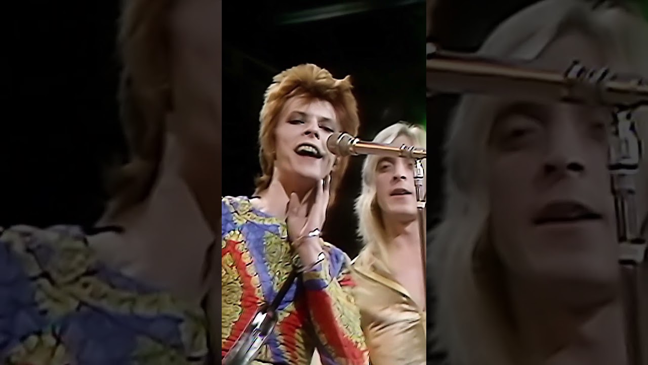 David Bowie Performs 'Starman' Live on TOTP (1972)