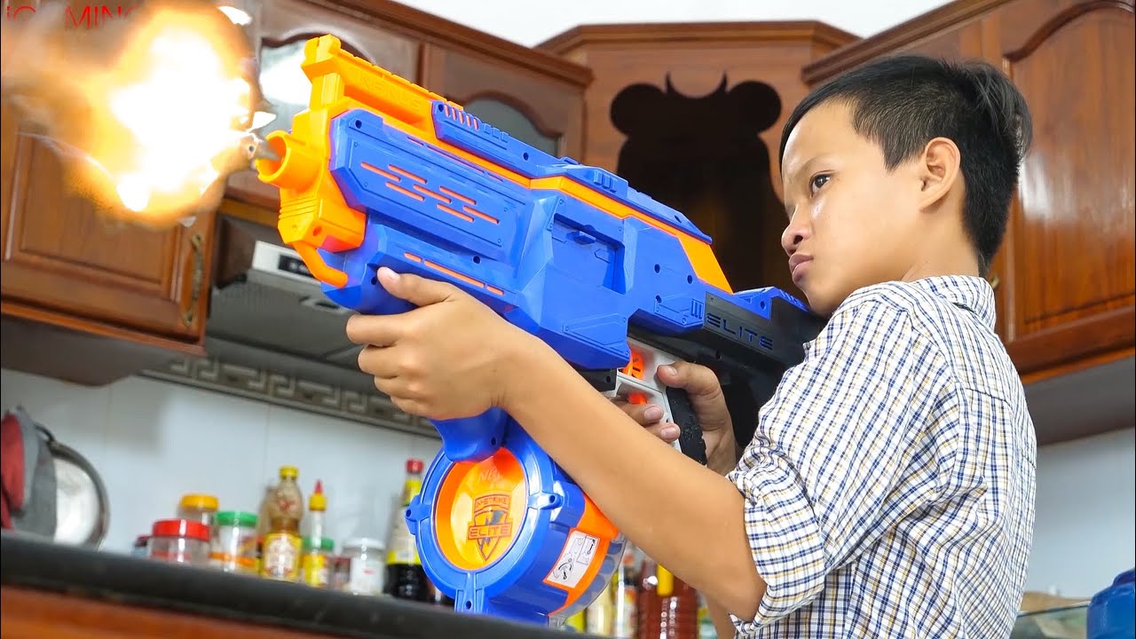NERF Tin & Luan Gun Battle 🎯