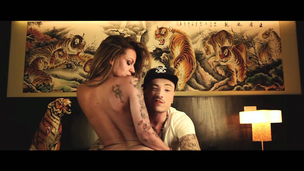 GUE' PEQUENO - GIU' IL SOFFITTO OFFICIAL VIDEO