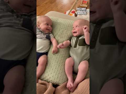 Ces deux frères jumeaux se regardent pour la première fois