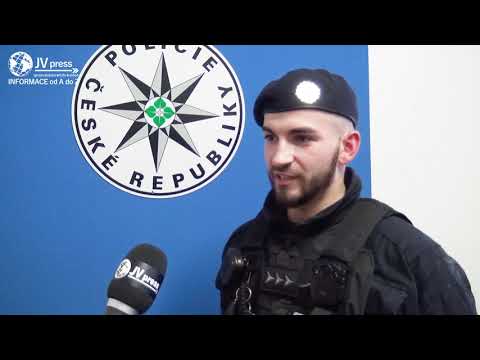 Strážníci a policisté v Mostě společně zachránili muže, který se při požáru bytu nadýchal kouře