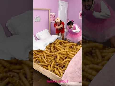 OMG! Qu'y a-t-il sous ma couverture ! 🤯🪱