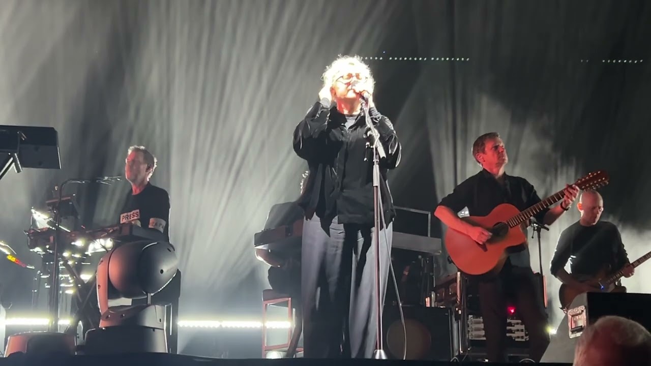Massive Attack featuring Elizabeth Fraser - Teardrop (Live at Co-Op Live, Manchester, June 5-6, 2025)