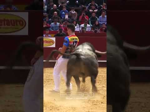 EL MEJOR QUIEBRO A UN TORO BRAVO #tricks #best #bestplayer