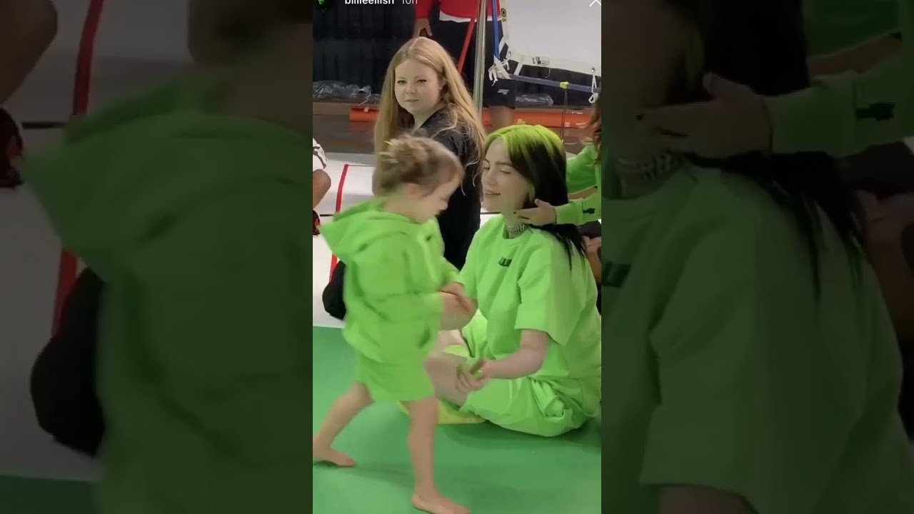 Billie Eilish Adorably Plays with a Little Kid ๐ถ