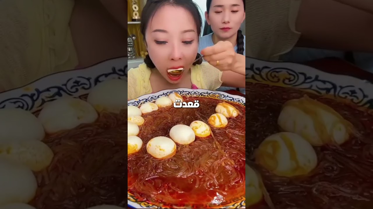 بنت صينية تتناول كمية بيض غريبة 🥚