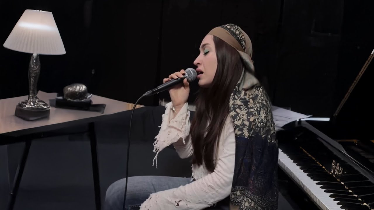 Afra Performs 'Yasemen' Live & Acoustic 🎶