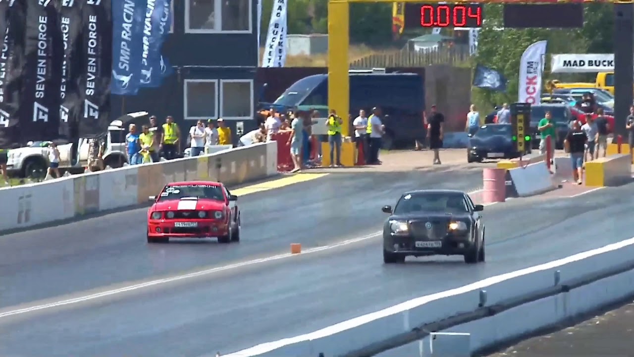 Chrysler 300c vs Ford Mustang Roush 427 🏁