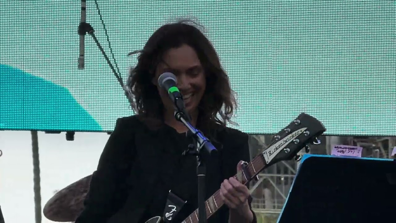 Susanna Hoffs Performs 'Walk Like An Egyptian' Live 🎶