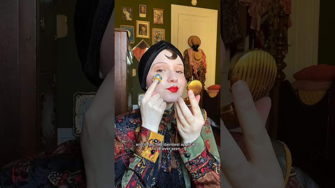 The Smallest Vintage Makeup Compact from the 1930s 🥹 #vintage #1930s #shorts