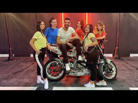 رامي صلد يصور إعلان إترنال جيل مع 5 قطط 🐱