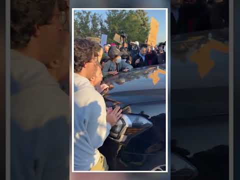 Kat Abughazaleh acusada por bloquear vehículo de ICE en protesta contra Midway Blitz | Noticias ETV