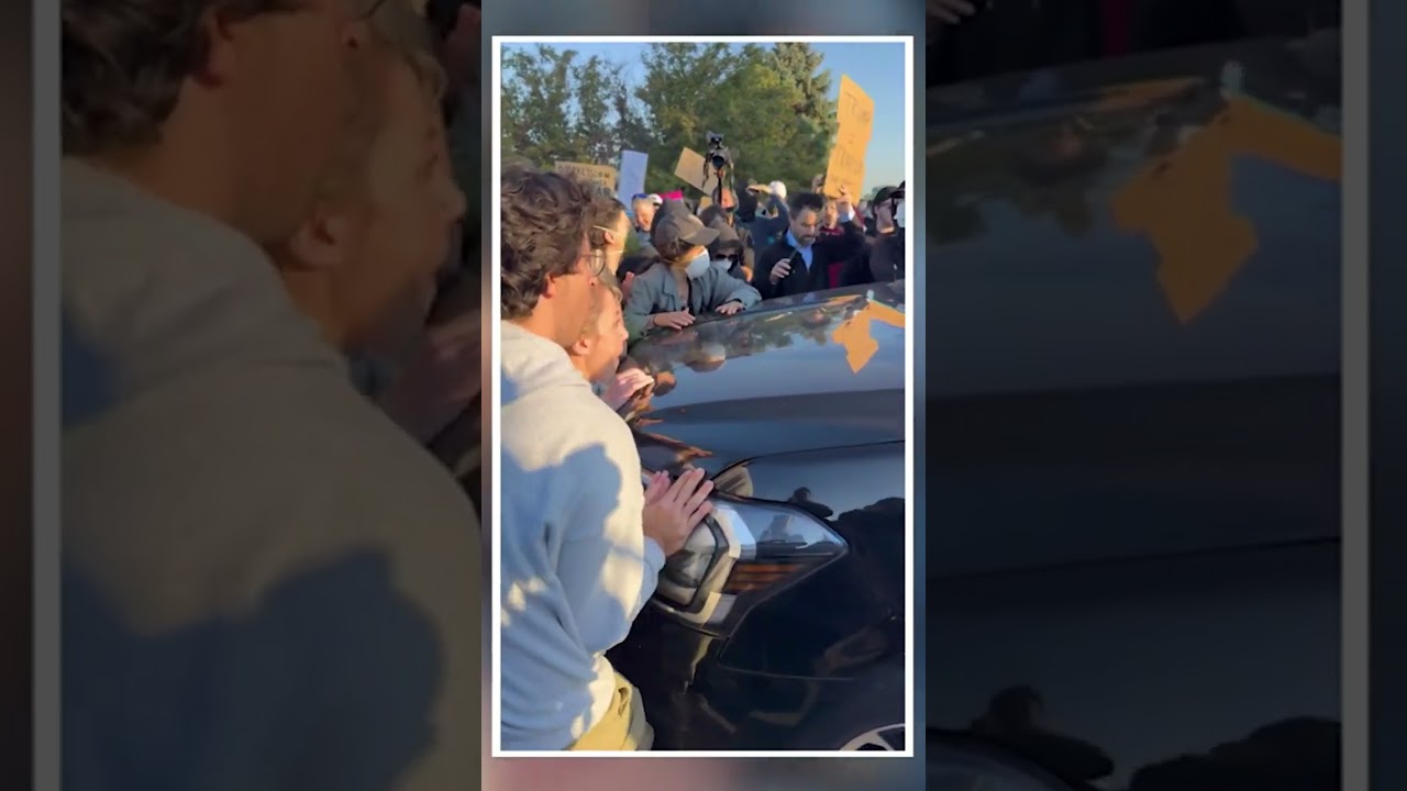 Candidata Demócrata Kat Abughazaleh enfrenta cargos por bloquear vehículo de ICE en protesta 🚗