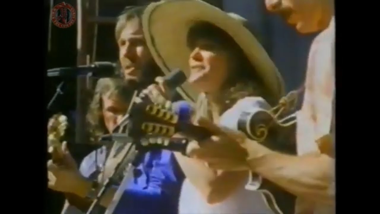 Mary MacGregor - Torn Between Two Lovers (1984 Live)