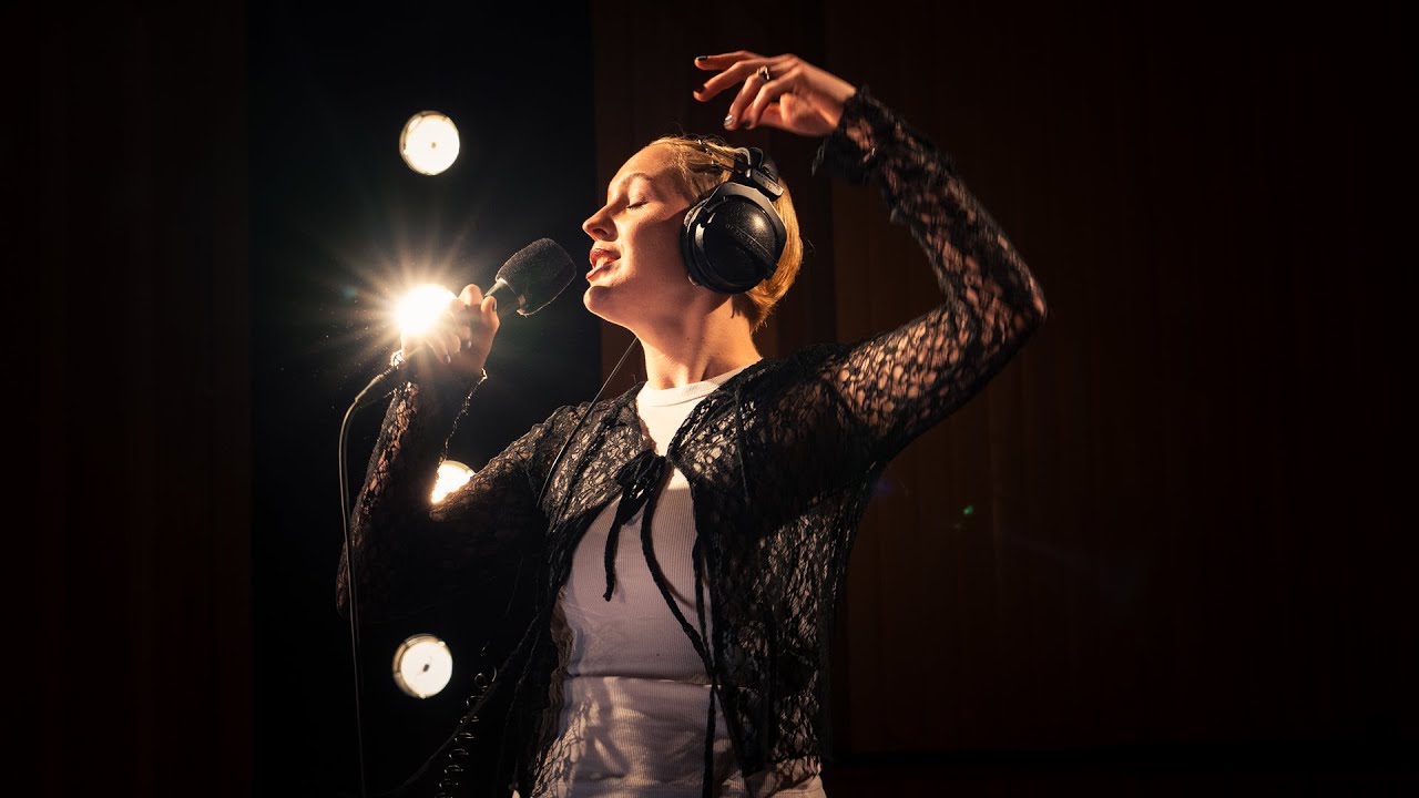 Kaat Van Stralen brengt 'Stop met Wenen' tot leven in intieme setting 🎹