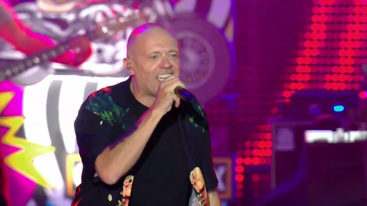 Max Pezzali Live at Circo MAX: Hanno Ucciso l'Uomo Ragno 🎤
