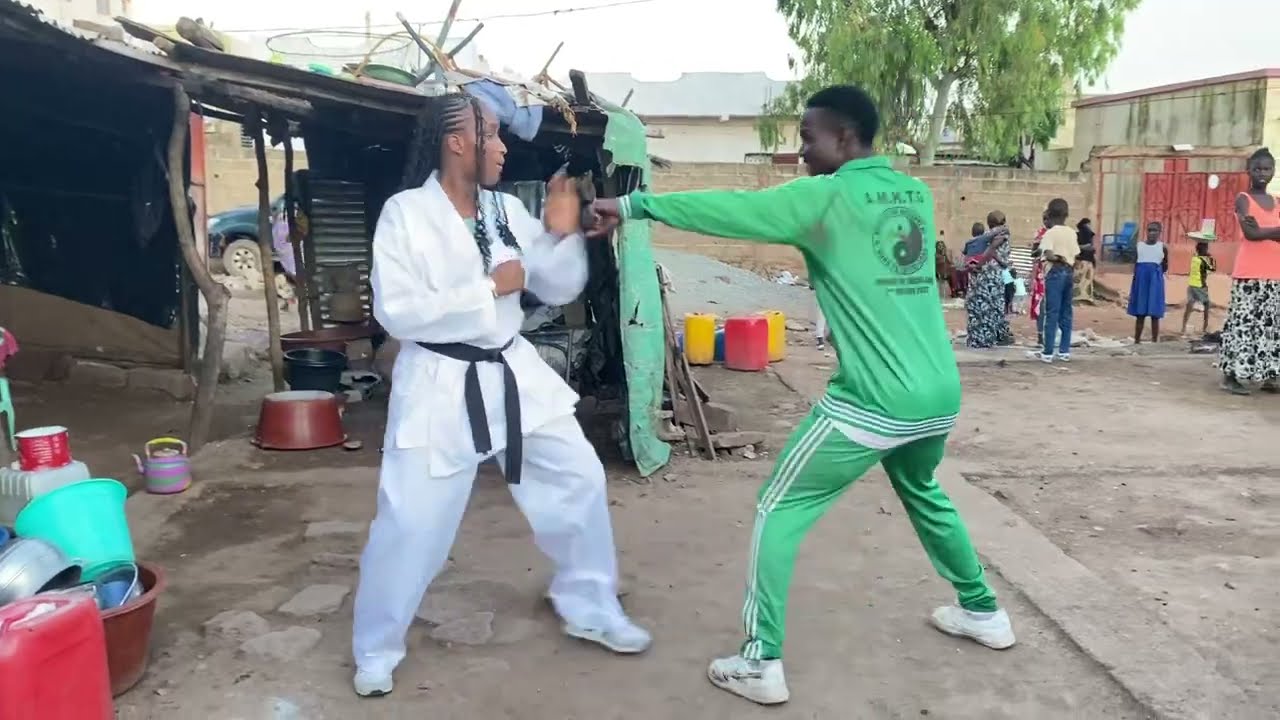 Maman Anane Affronte le Maître en Combat Épique 🥋
