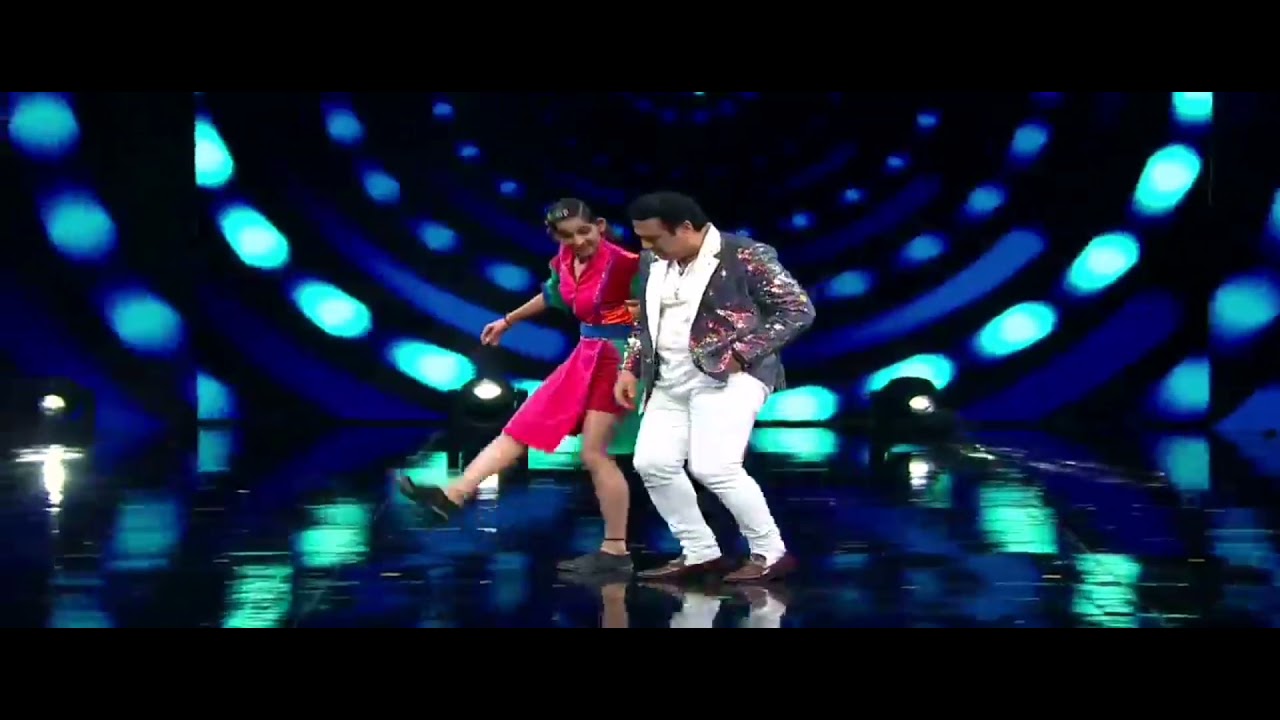 Vartika Jha Wows Audience with Govinda's Classic Dance on 'Kisi Disco Mein Jaaye' 🎶
