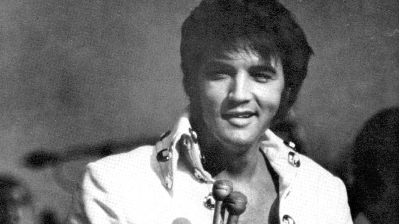 Elvis Presley’s Hit 'Crazy Little Thing Called Love' – A Must-Listen Classic 🎶