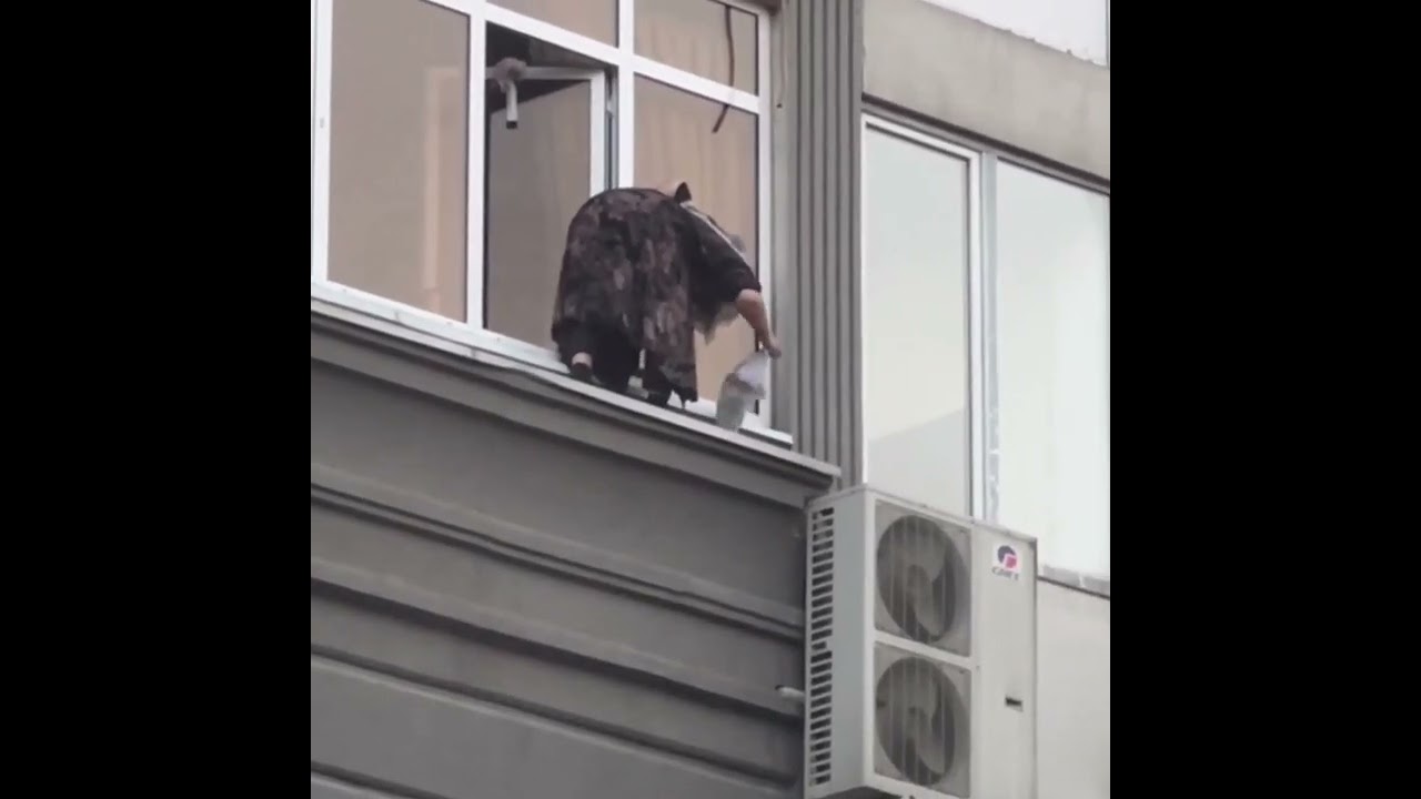 Опасная ситуация: Женщина в Душанбе моет окна на высоте — будьте осторожны! 🚧