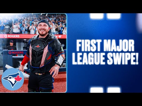 Alejandro Kirk STEALS first career base, gets STANDING OVATION, then receives the base from Vladdy!