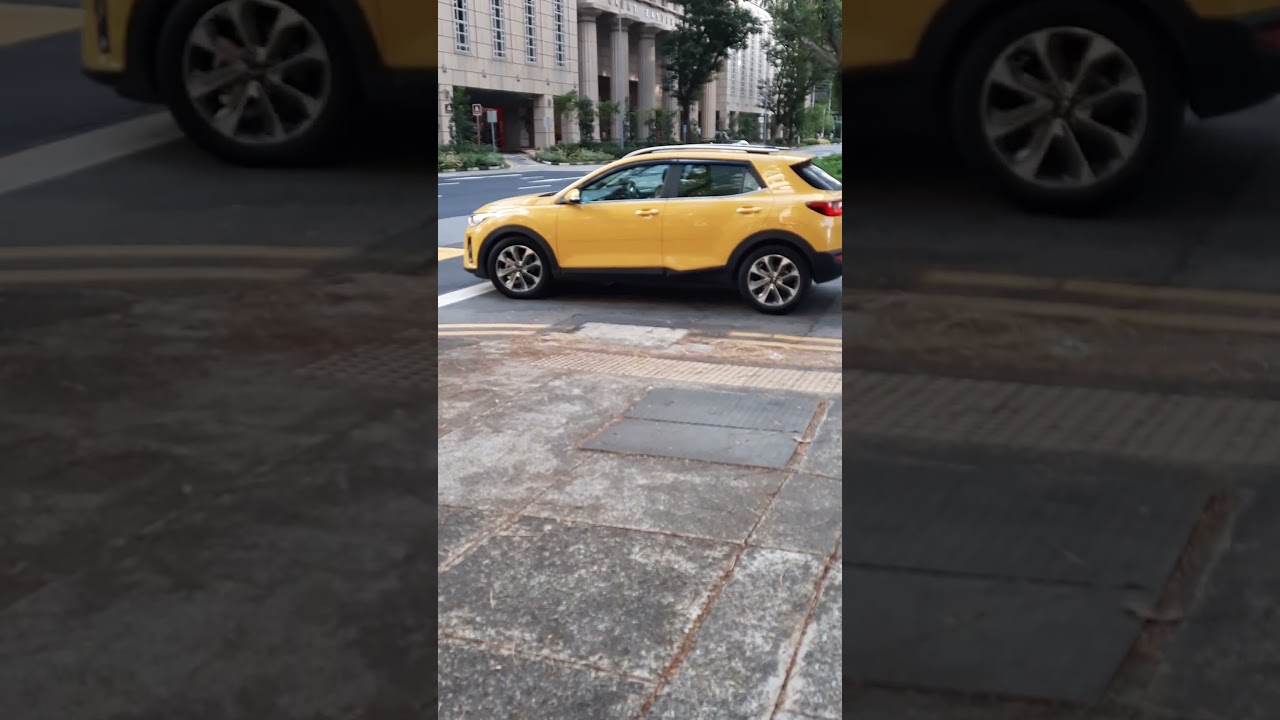 Stunning Yellow Kia Stonic on Road π