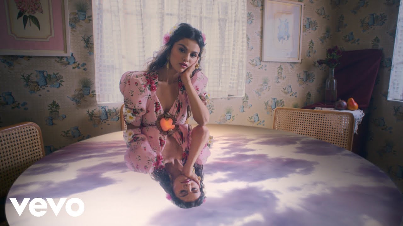 Selena Gomez - De Una Vez (Official Video) 🎶