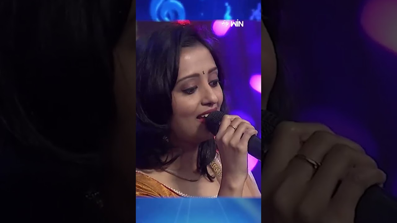 Sridevi & Venkatesh's 'Ammayi Muddu' Song 🎶