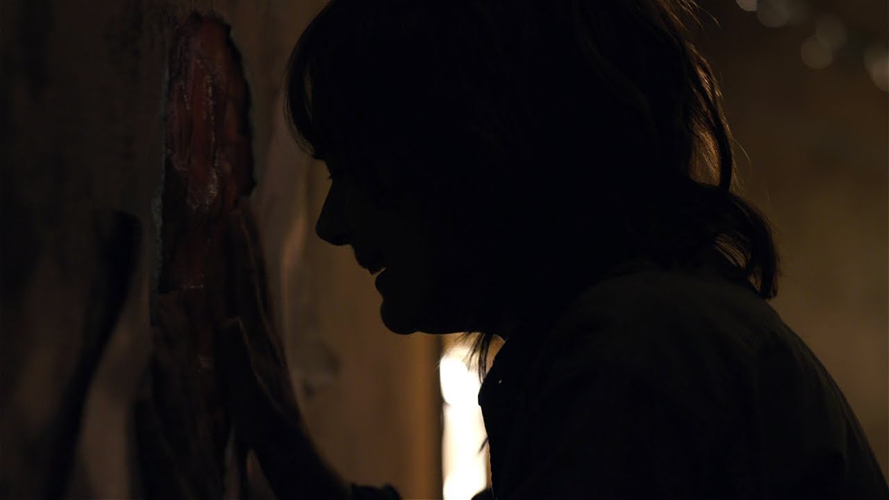 Stranger Things S1E4: Joyce Discovers Will in the Wall 🧟‍♂️