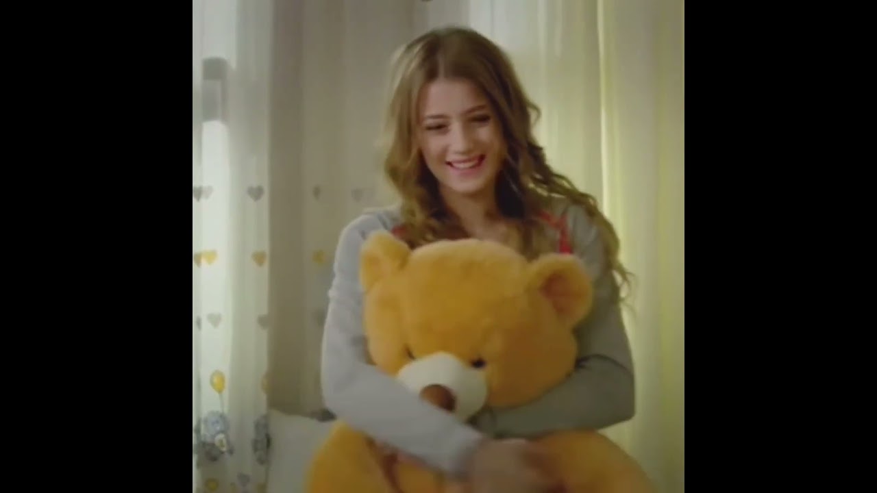 Gizem Karaca's Adorable Smile 😍 | Trendy Shorts & Self-Love Moments