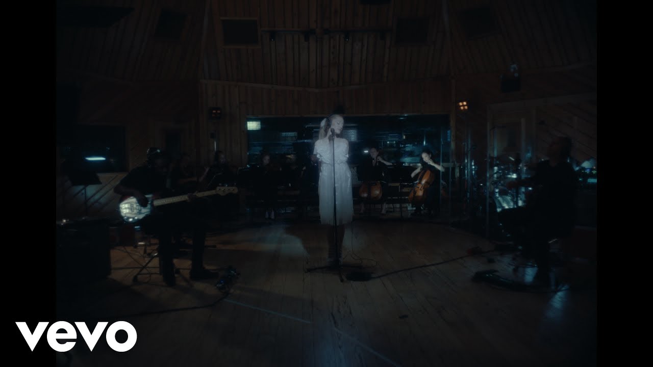 Ariana Grande Live Performance of 'Intro (End of the World)' π€