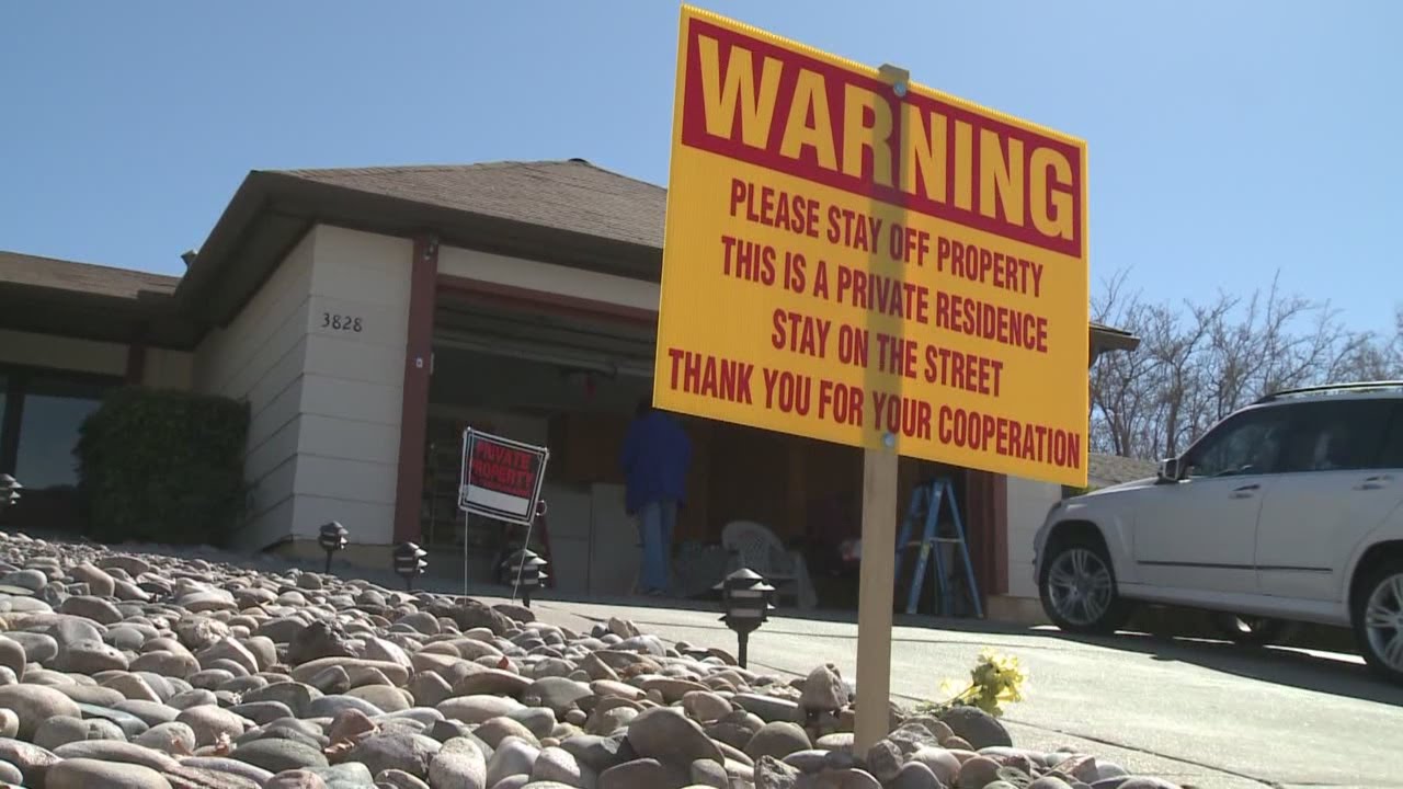 'Breaking Bad' Creator Urges Fans to Stop Tossing Pizzas at Walter White's House