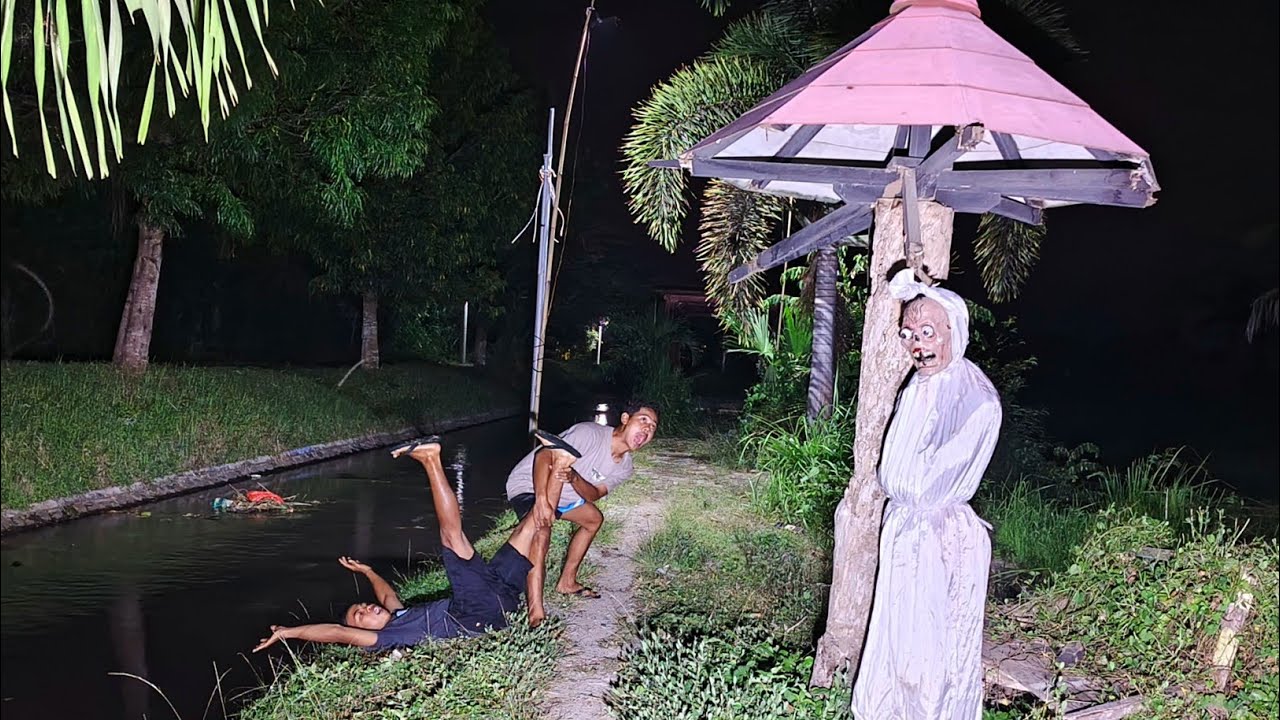 Pocong Biadab Gak Kapok Ganggu Pejalan Kaki 😂