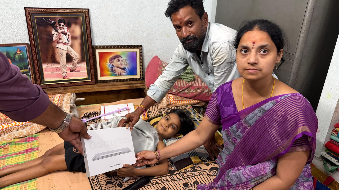 అభిమాని నిరంజన్ అడిగిన టాబ్, ఒక కుక్కపిల్లను గంట వ్యవధిలోనే ఏర్పాటు చేసిన శ్రీ పవన్ కళ్యాణ్ గారు