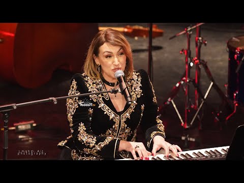 Manal Gherbi chante magistralement [Tighri n wegdud] d'Idir