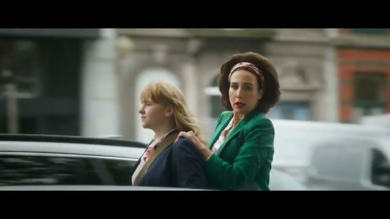 Extrait de 'C'était Mieux Demain' avec voiture et personnage 🚗