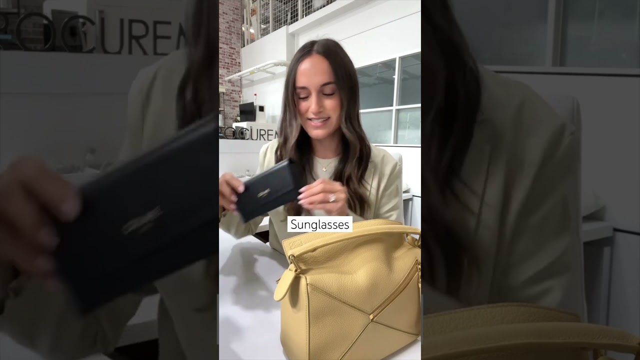 What Fits in the Small Loewe Puzzle Bag? 👜