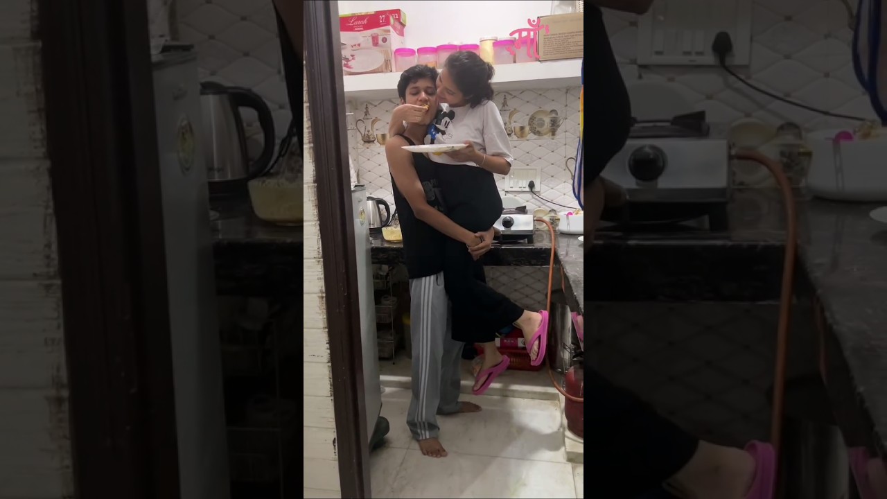 मां को उठा लिया 🧡 Viral Mom & Son Moment