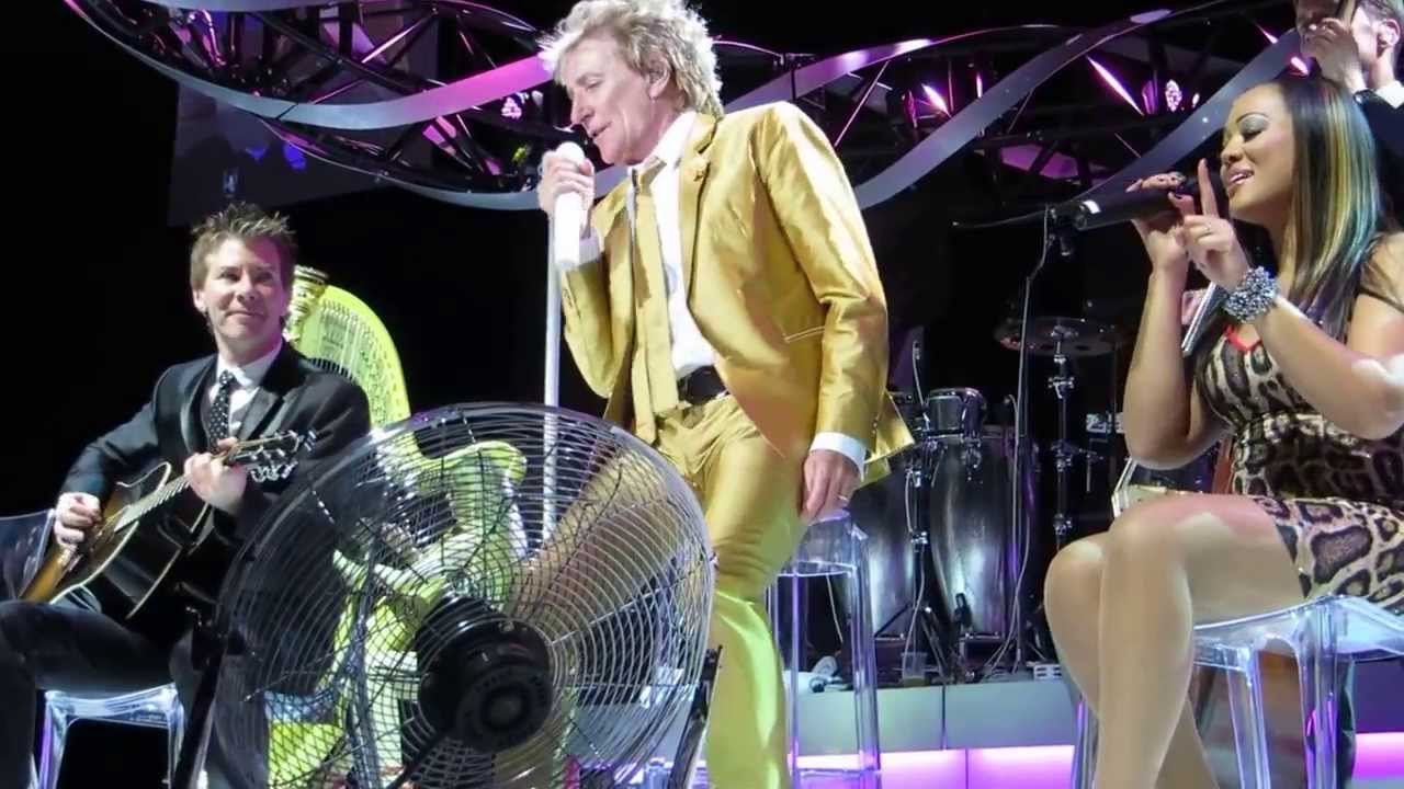Rod Stewart Performs 'First Cut Is The Deepest' in Glasgow 🎶