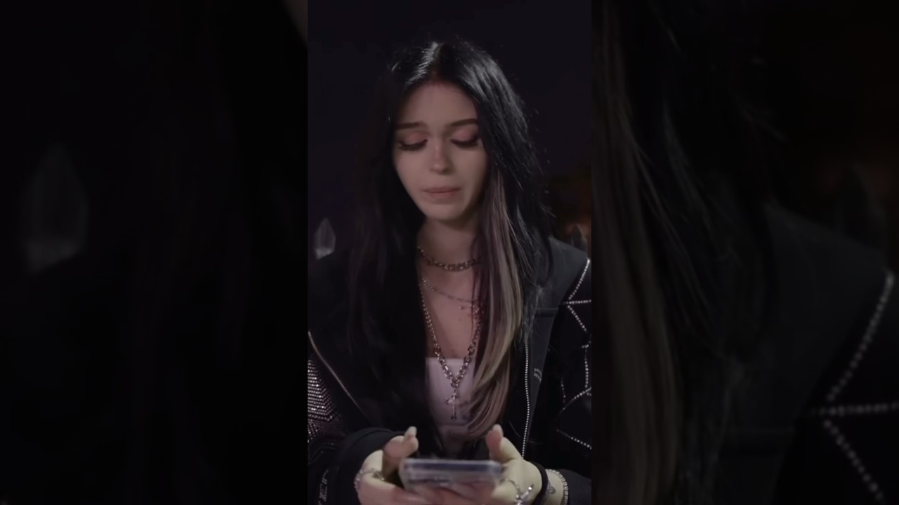 Melek Mosso'dan Duygusal Şarkı: 'Hiç Işık Yok Farkındayım' 🎶