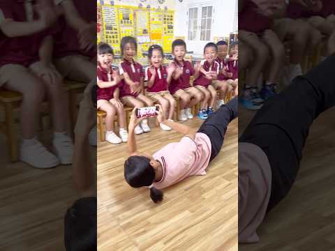 Cô giáo làm điều kì lạ với học sinh mầm non