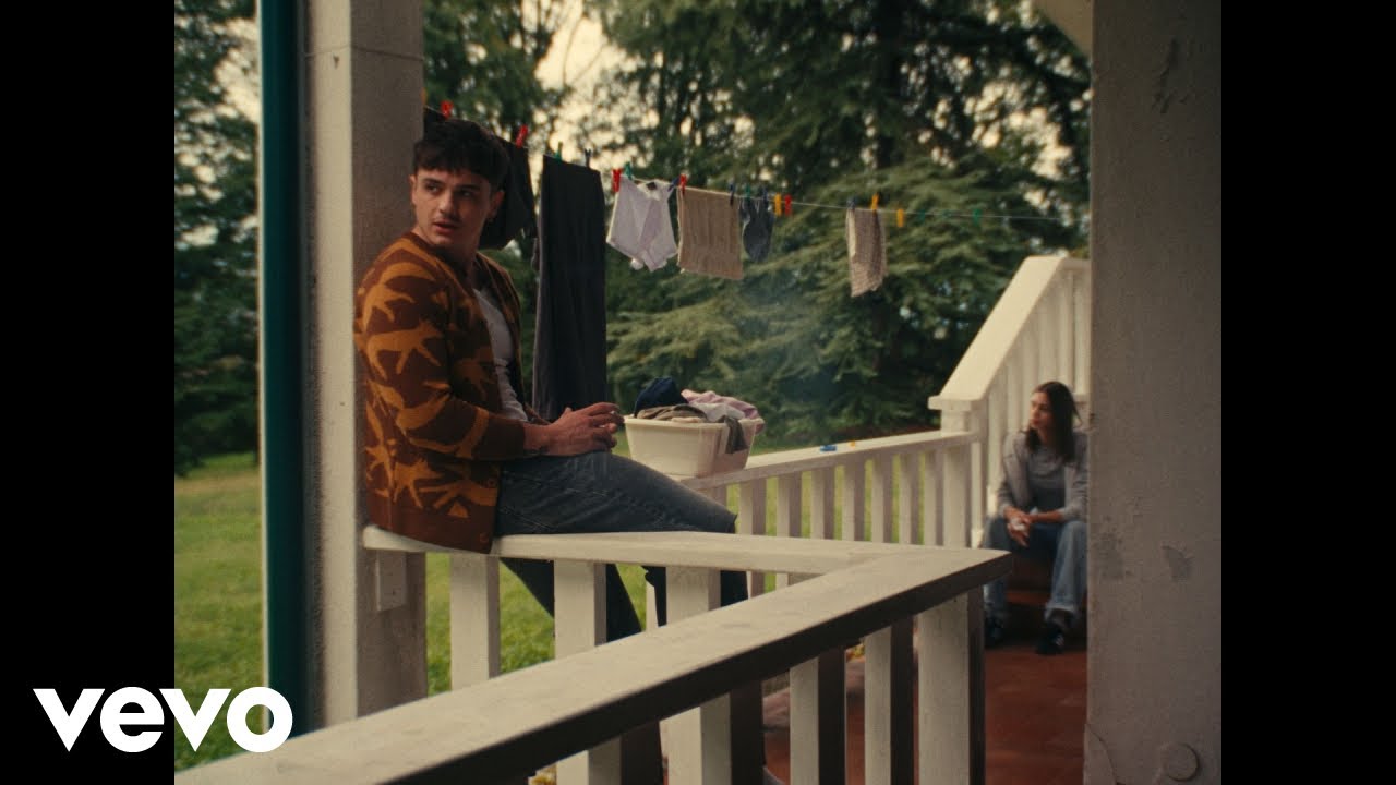 Olly, Enrico Nigiotti & Juli Share New Visual for 'Sopra la stessa barca' ๐ค