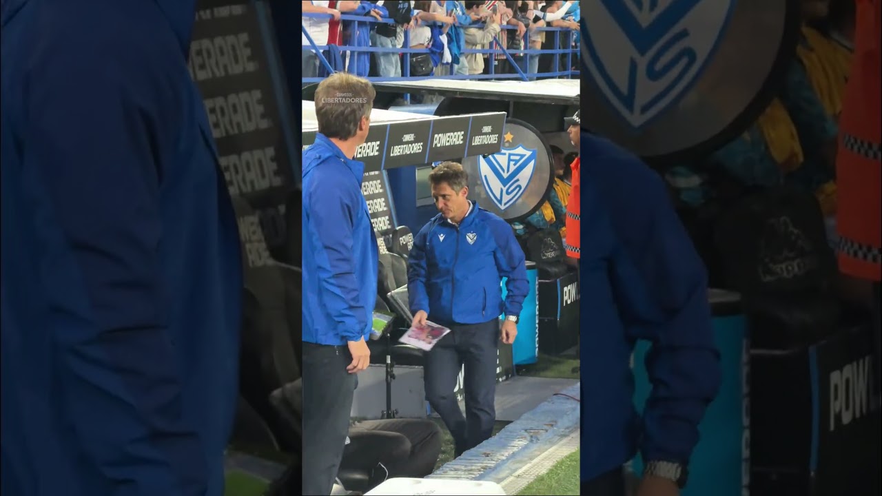 Hinchada de Vélez le entrega un emotivo regalo a Barros Schelotto en la CONMEBOL Libertadores 🎁