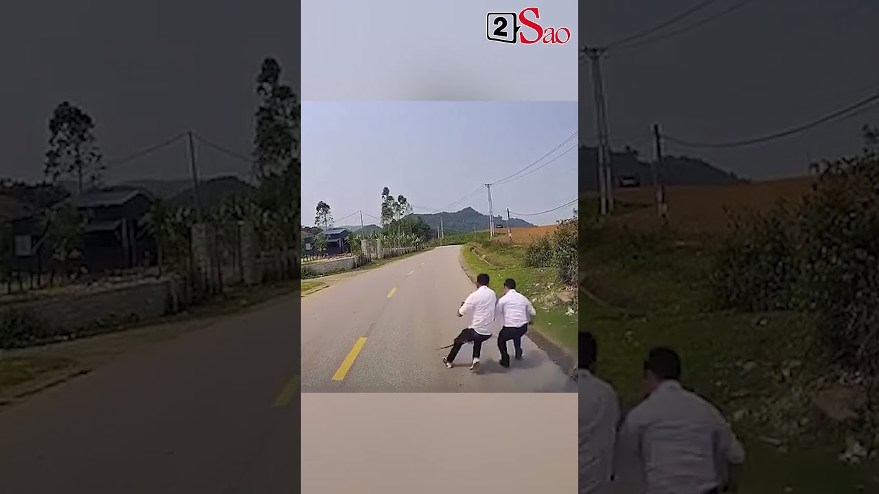 Nhóm thanh niên vội xuống ô tô gây chú ý 🚗