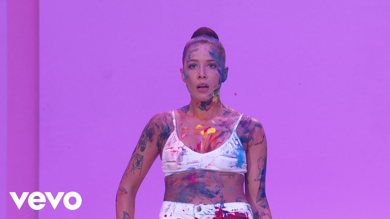 Halsey Performs 'Graveyard' Live at AMAs 🎤