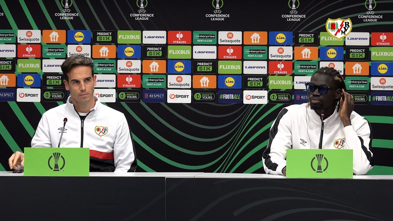 Íñigo Pérez y Pathé Ciss en rueda de prensa en Bratislava